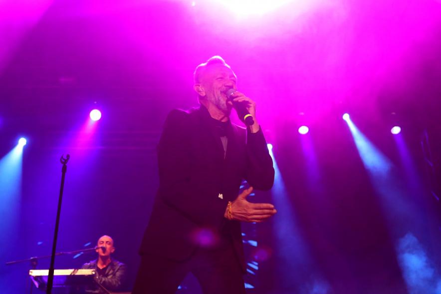 Cantante durante la actuación