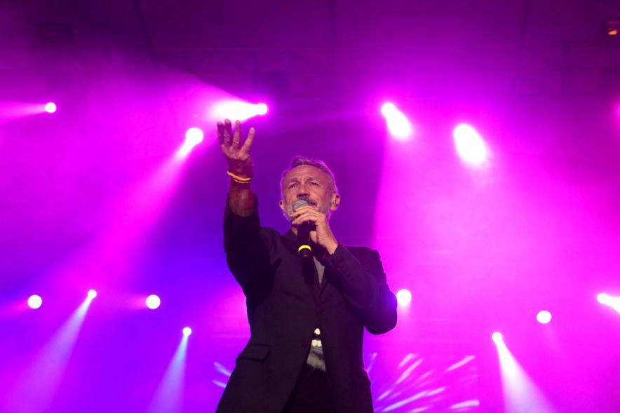 Cantante durante la actuación
