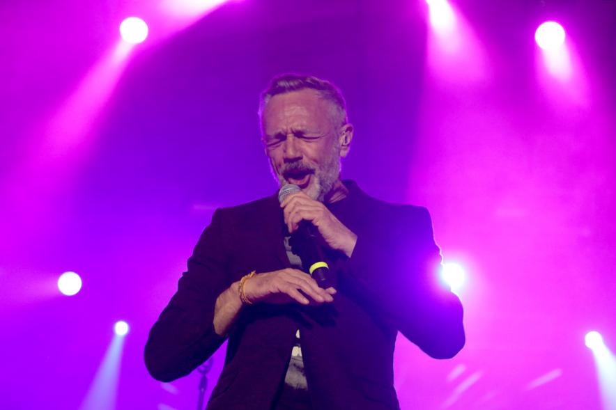 Cantante bajo los focos 