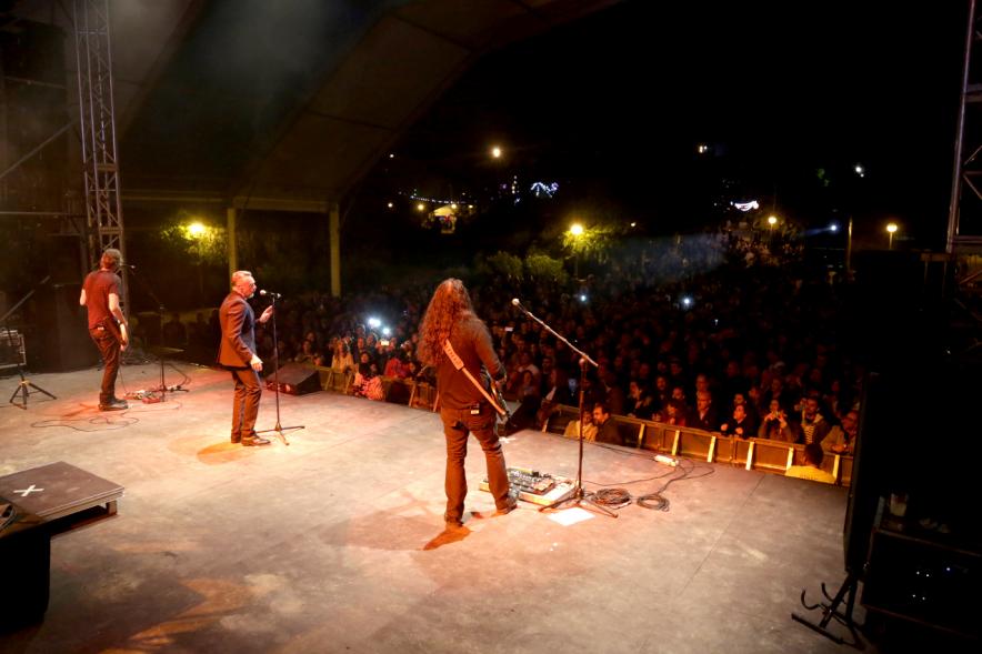 Escenario visto desde atrás