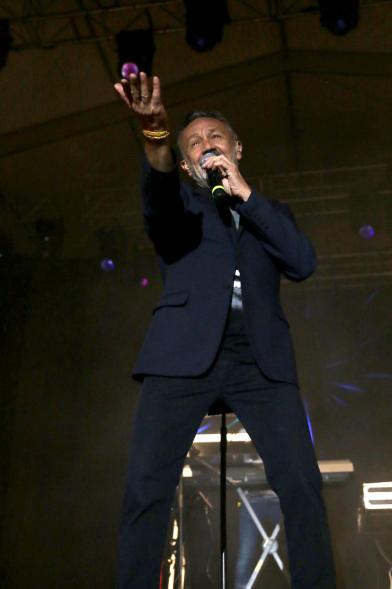 Cantante dándolo todo