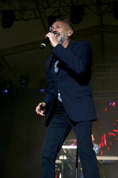 Cantante durante la actuación