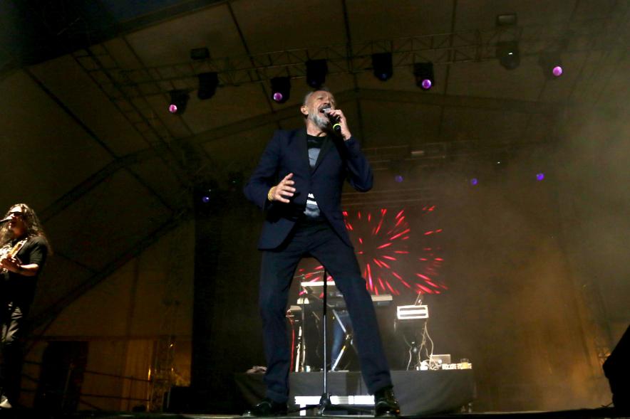 Cantante durante la actuación