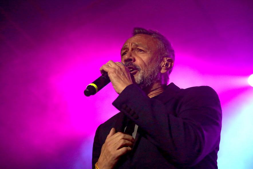 Cantante bajo los focos 