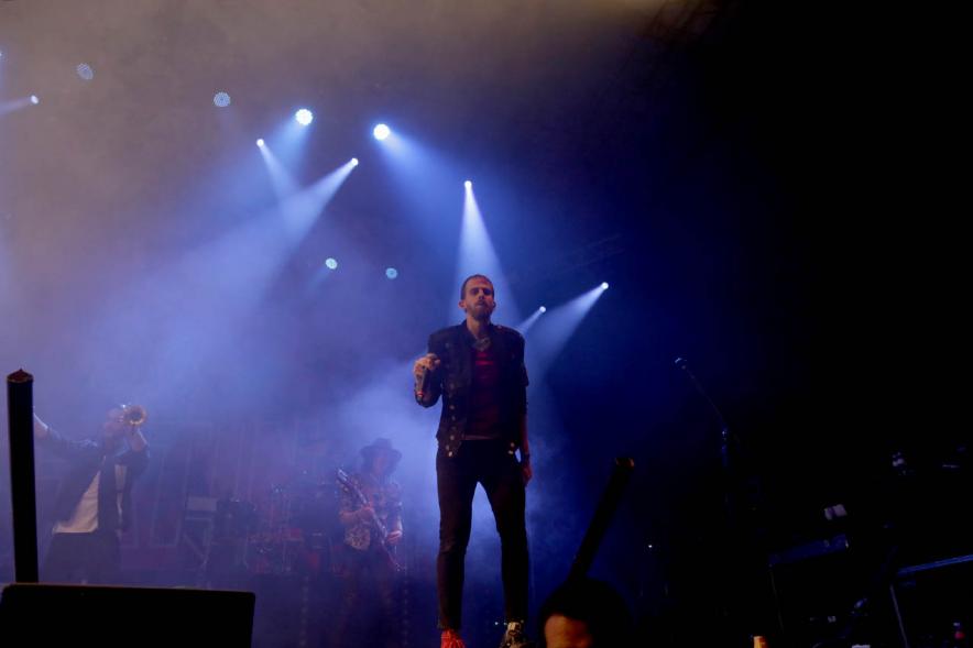 Cantante hablando con el público desde el escenario