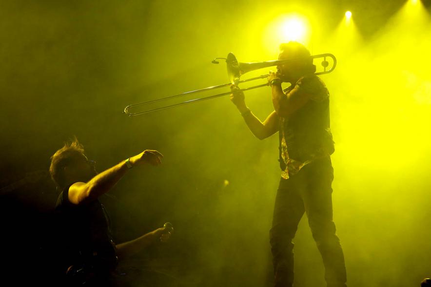 Músico tocando el trombón a contra luz
