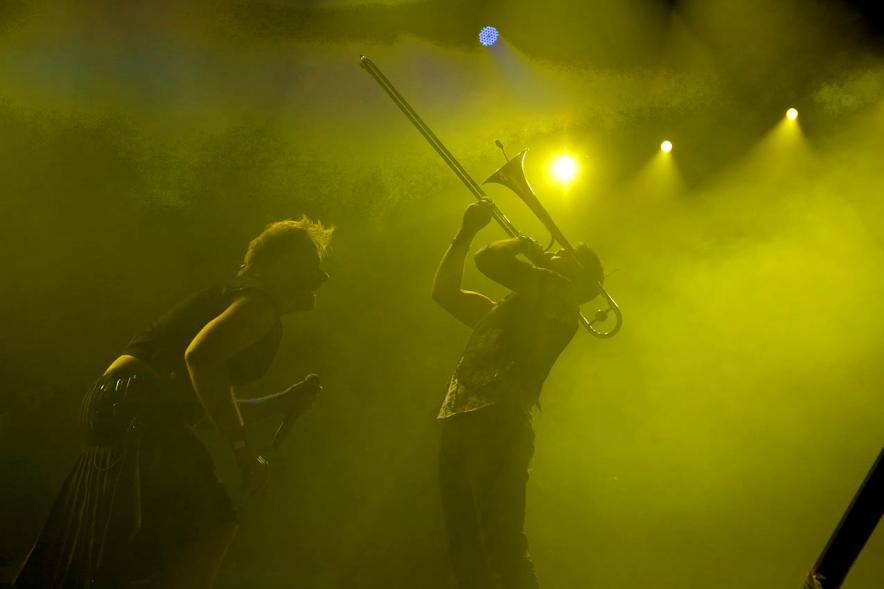 Músicos dándolo todo en un momento del concierto