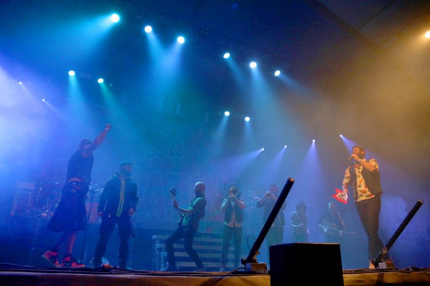 Momento del concierto con la banda dándolo todo