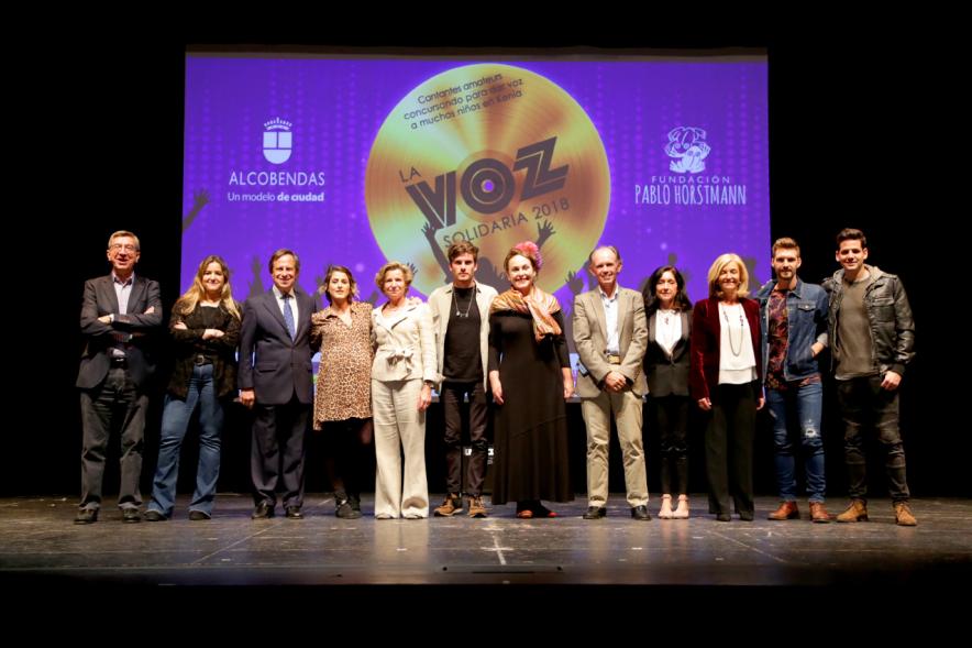 La Voz Solidaria 2018 - Fundación Pablo Horstmann - Imagen del escenario donde se encuentran las personas que han actuado y algunas personalidades, entre ellas el alcalde García de Vinuesa.