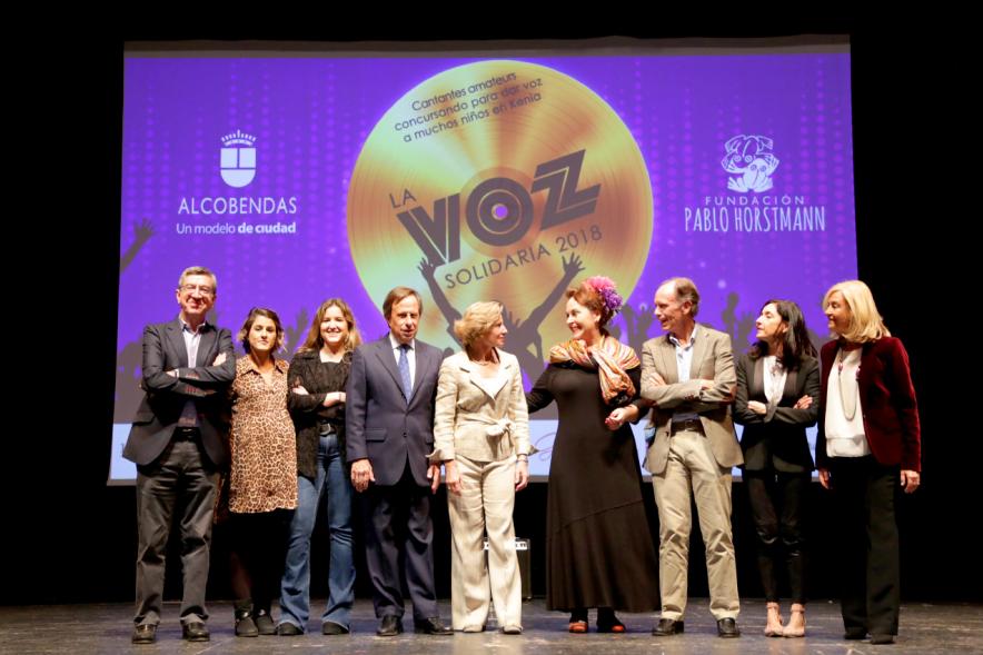 La Voz Solidaria 2018 - Fundación Pablo Horstmann - Imagen del escenario donde se encuentran las personas que han actuado y algunas personalidades, entre ellas el alcalde García de Vinuesa.