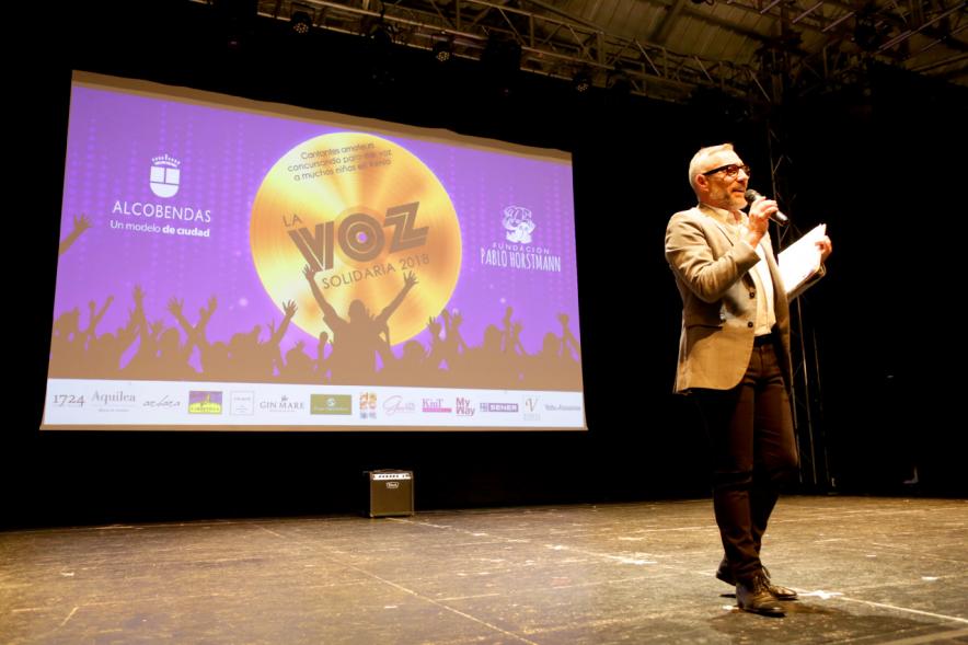 La Voz Solidaria 2018 - Fundación Pablo Horstmann - Imagen del presentador del evento, Goyo González, en el escenario.