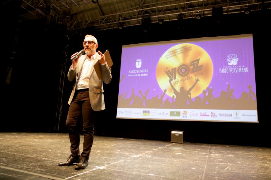 La Voz Solidaria 2018 - Fundación Pablo Horstmann - Imagen del presentador del evento, Goyo González, en el escenario.