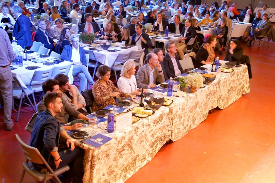 La Voz Solidaria 2018 - Fundación Pablo Horstmann - Imagen de la mesa presidencial, que se encuentra en frente del escenario.