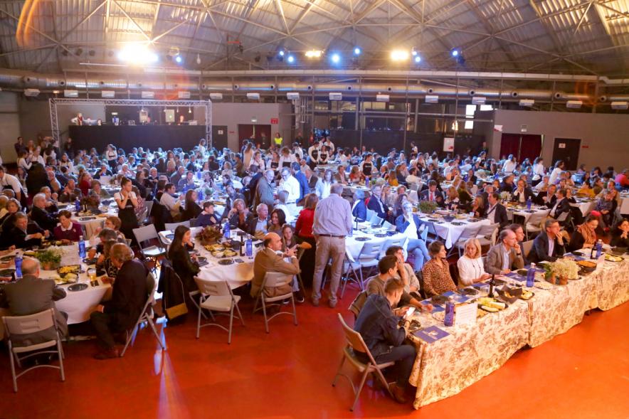 La Voz Solidaria 2018 - Fundación Pablo Horstmann - Imagen lejana del salón donde se celebra la cena.  