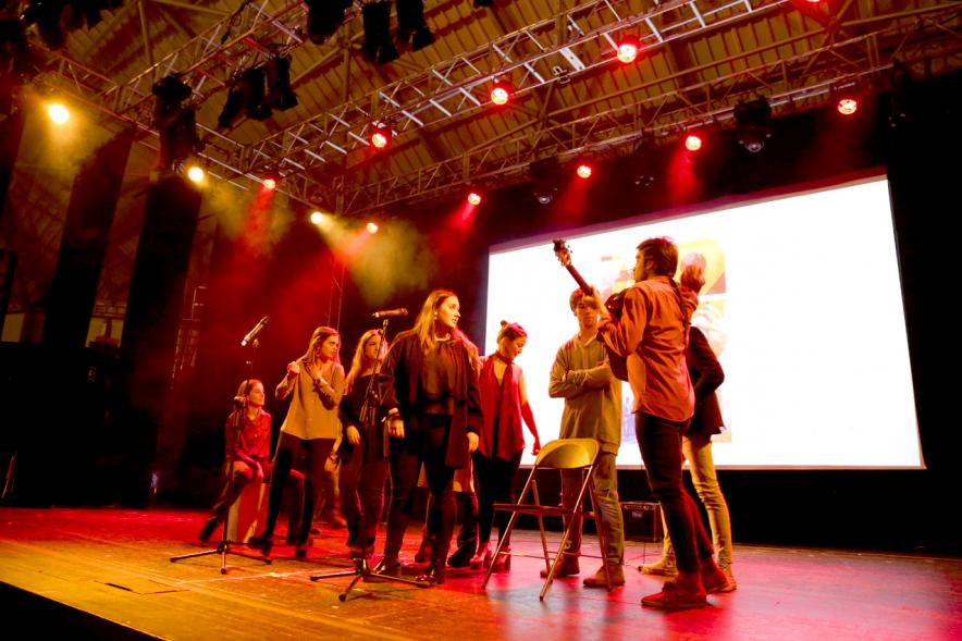 La Voz Solidaria 2018 - Fundación Pablo Horstmann - Imagen de un momento de la actuación del grupo musical que está en el escenario.
