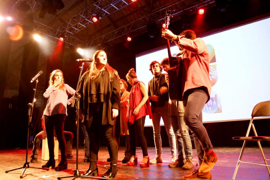 La Voz Solidaria 2018 - Fundación Pablo Horstmann - Imagen de un momento de la actuación del grupo musical que está en el escenario.