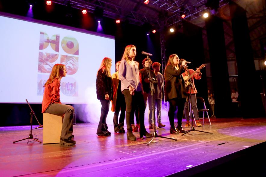 La Voz Solidaria 2018 - Fundación Pablo Horstmann - Imagen de un momento de la actuación del grupo musical que está en el escenario.