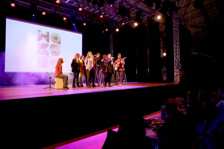 La Voz Solidaria 2018 - Fundación Pablo Horstmann - Imagen lejana del escenario donde actúa un grupo musical.