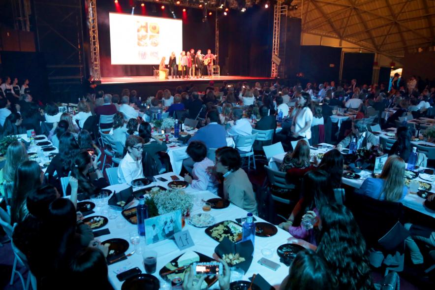 La Voz Solidaria 2018 - Fundación Pablo Horstmann - Imagen de plano general del lugar donde se celebra la cena y el escenario la actuación de un grupo musical.