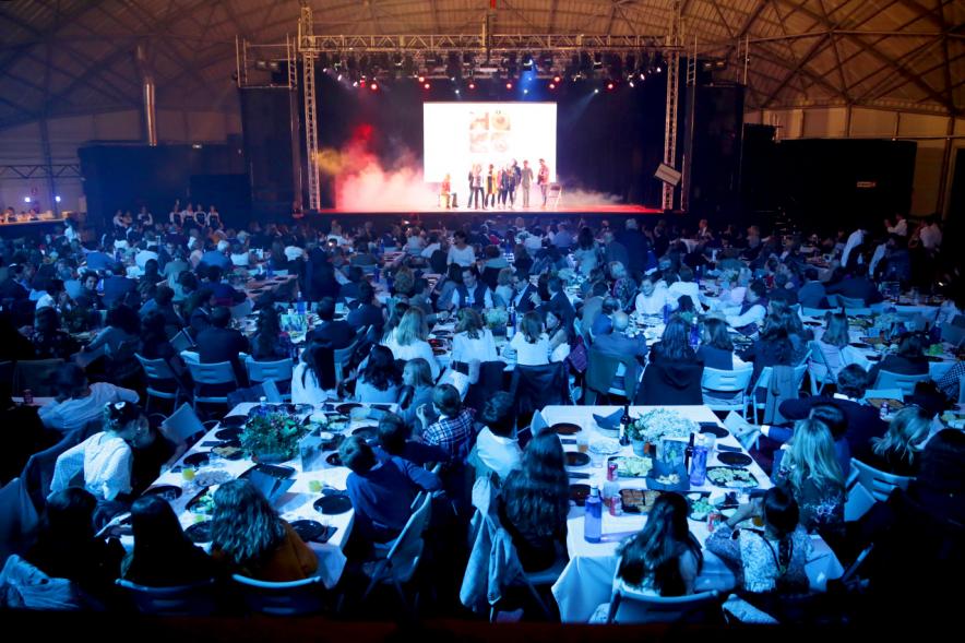 La Voz Solidaria 2018 - Fundación Pablo Horstmann - Imagen de plano general del lugar donde se celebra la cena y el escenario la actuación de un grupo musical.