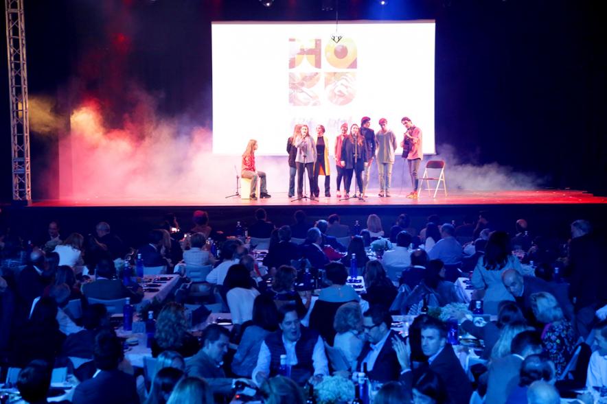 La Voz Solidaria 2018 - Fundación Pablo Horstmann - Imagen de plano general del lugar donde se celebra la cena y el escenario la actuación de un grupo musical.