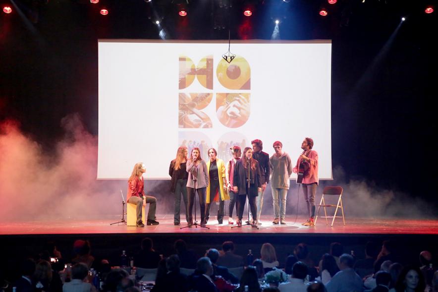 La Voz Solidaria 2018 - Fundación Pablo Horstmann - Imagen del escenario donde se encuentran las personas que han actuado y algunas personalidades, entre ellas el alcalde García de Vinuesa.