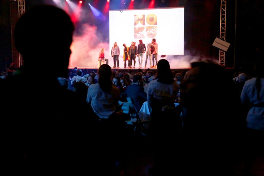 La Voz Solidaria 2018 - Fundación Pablo Horstmann - Imagen lejana del escenario donde actúa un grupo musical.