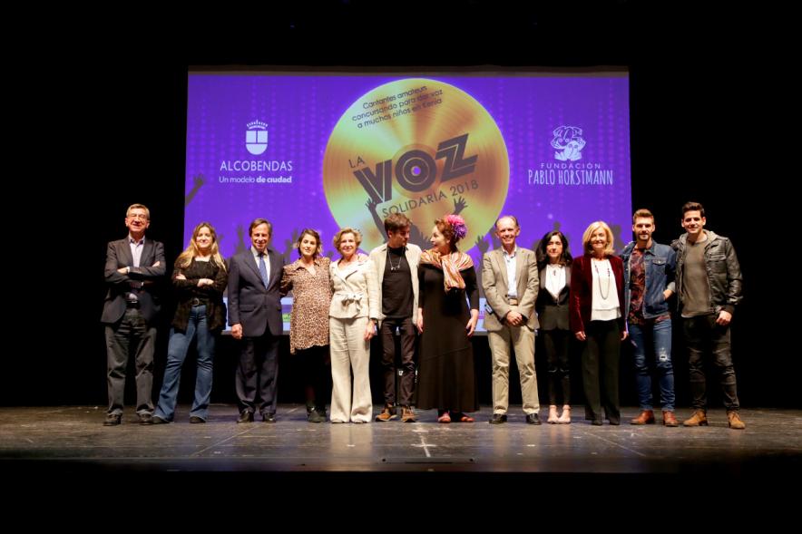 La Voz Solidaria 2018 - Fundación Pablo Horstmann - Imagen del escenario donde se encuentran las personas que han actuado y algunas personalidades, entre ellas el alcalde García de Vinuesa.