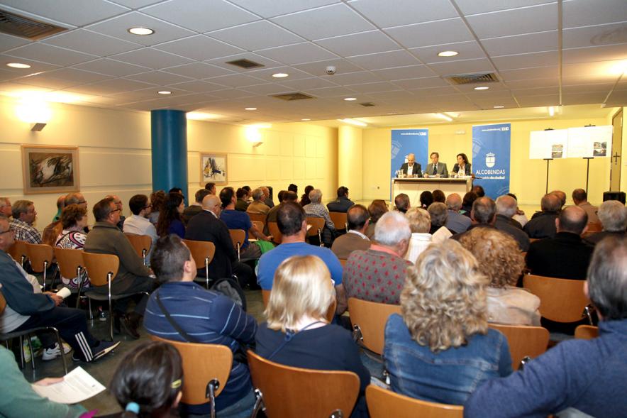 Reunión Informativa con Vecinos de La Zaporra - Imagen trasera de los asistentes a la reunión.
