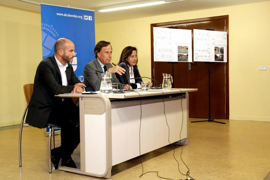 Reunión Informativa con Vecinos de La Zaporra - Imagen lateral del estrado con el alcalde García de Vinuesa y los concejales.