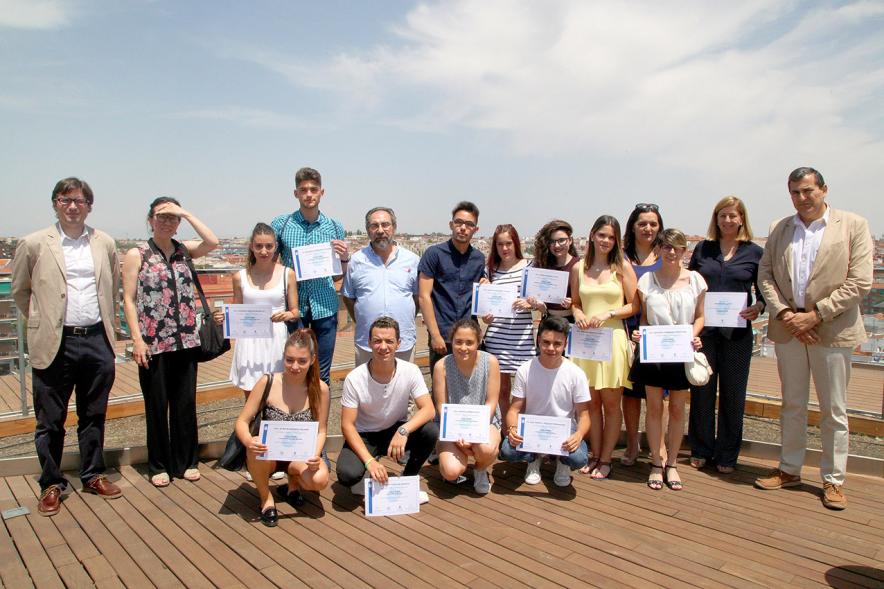 Entrega de Diplomas LaborESO 2017 - Imagen de un posado conjunto de las autoridades y todos los premiados.