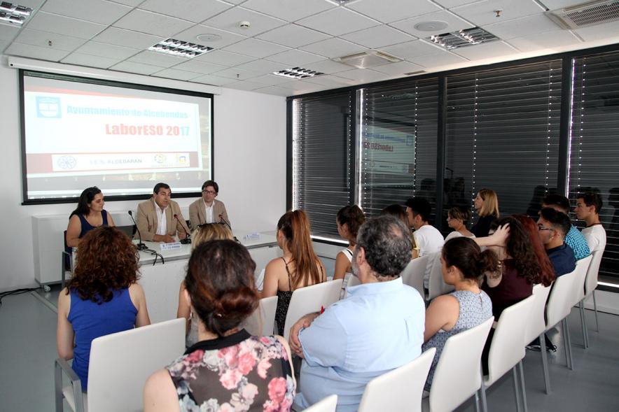 Entrega de Diplomas LaborESO 2017 - Imagen vista panorámica mesa presidencial y asistentes al acto.