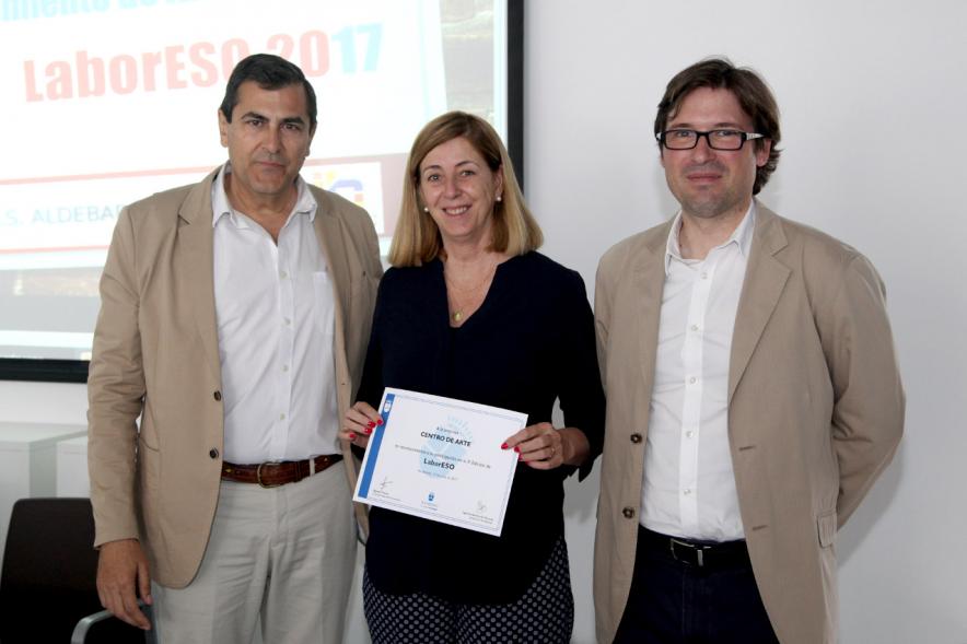 Entrega de Diplomas LaborESO 2017 - Imagen de autoridades posando con una premiada.