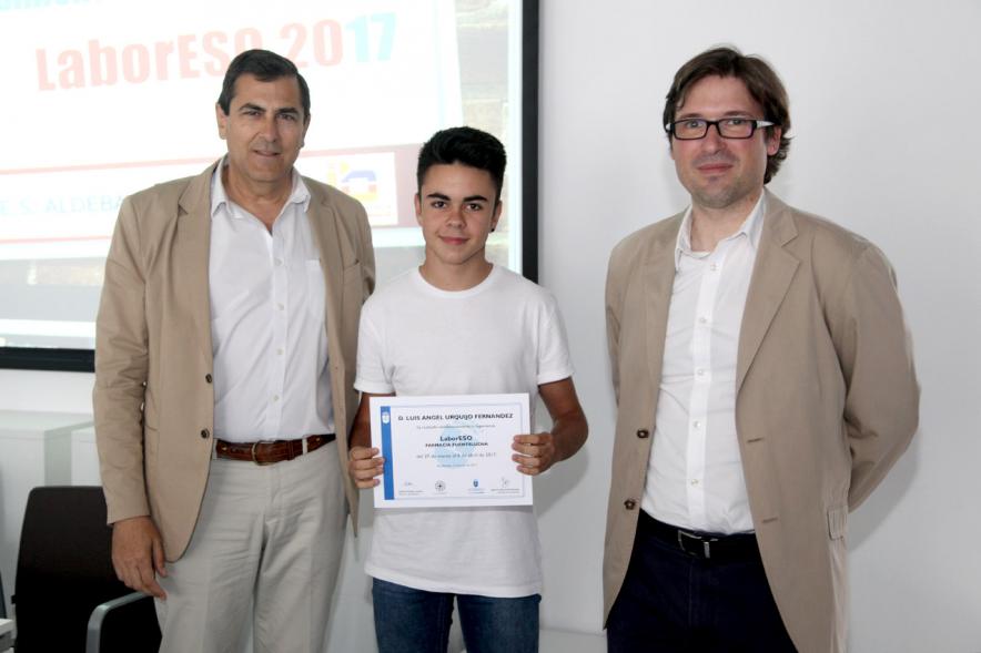 Entrega de Diplomas LaborESO 2017 - Imagen de autoridades posando con una premiada.