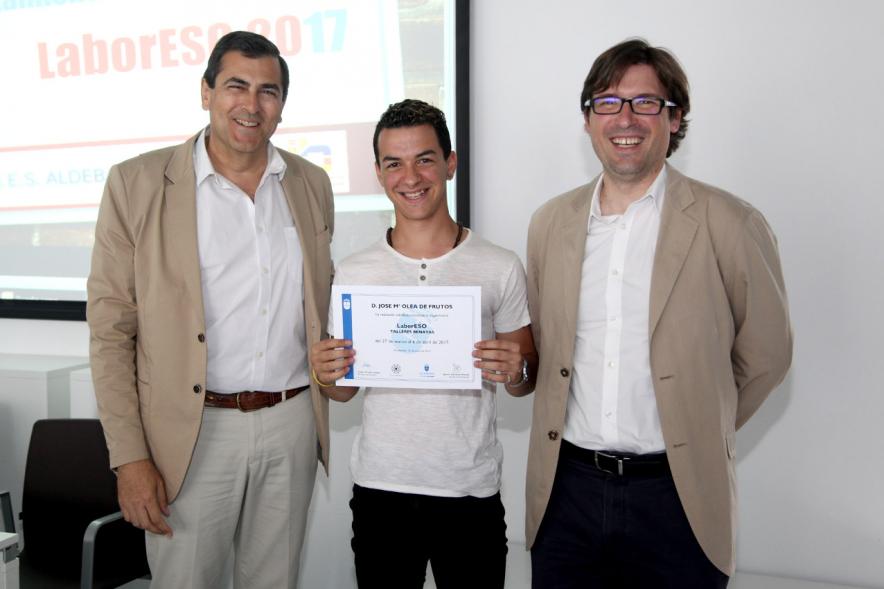 Entrega de Diplomas LaborESO 2017 - Imagen de autoridades posando con un premiado.