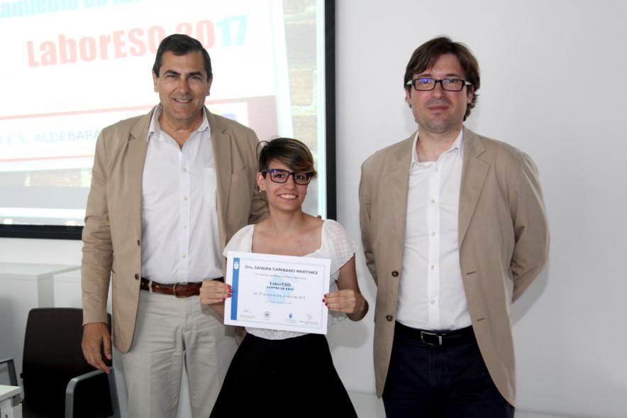 Entrega de Diplomas LaborESO 2017 - Imagen de autoridades posando con una premiada.