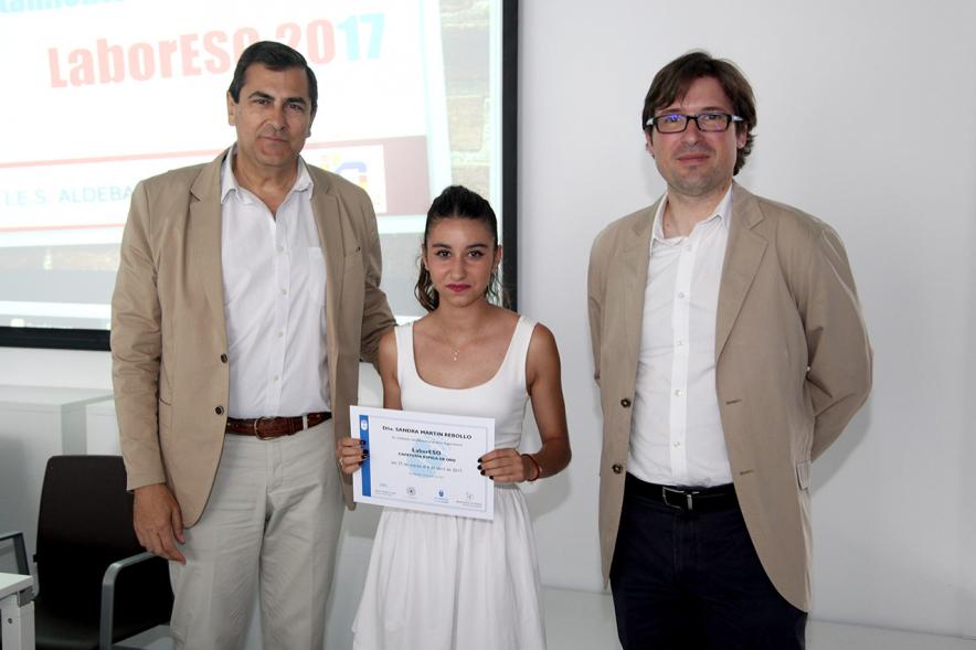Entrega de Diplomas LaborESO 2017 - Imagen de autoridades posando con una premiada.