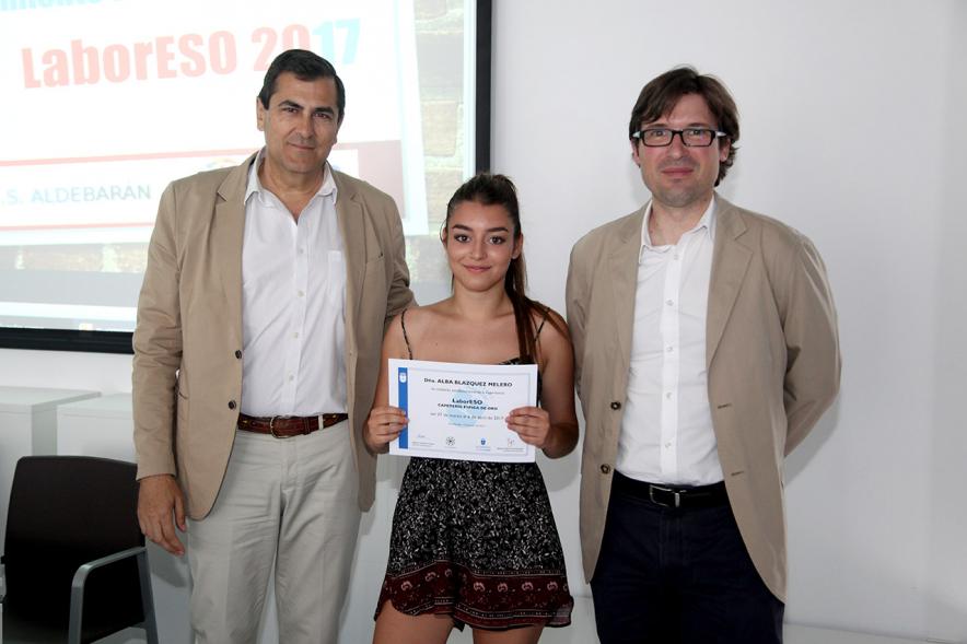 Entrega de Diplomas LaborESO 2017 - Imagen de autoridades posando con una premiada.