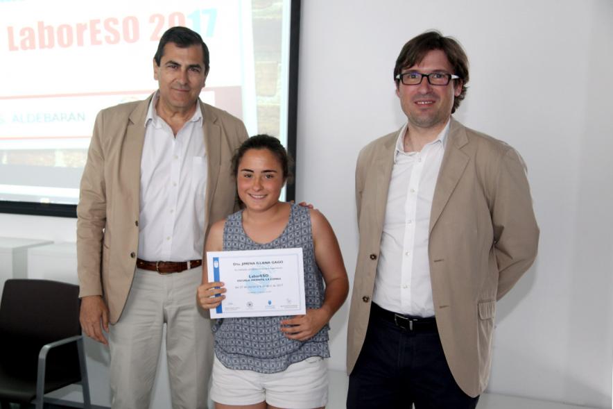 Entrega de Diplomas LaborESO 2017 - Imagen de autoridades posando con una premiada.