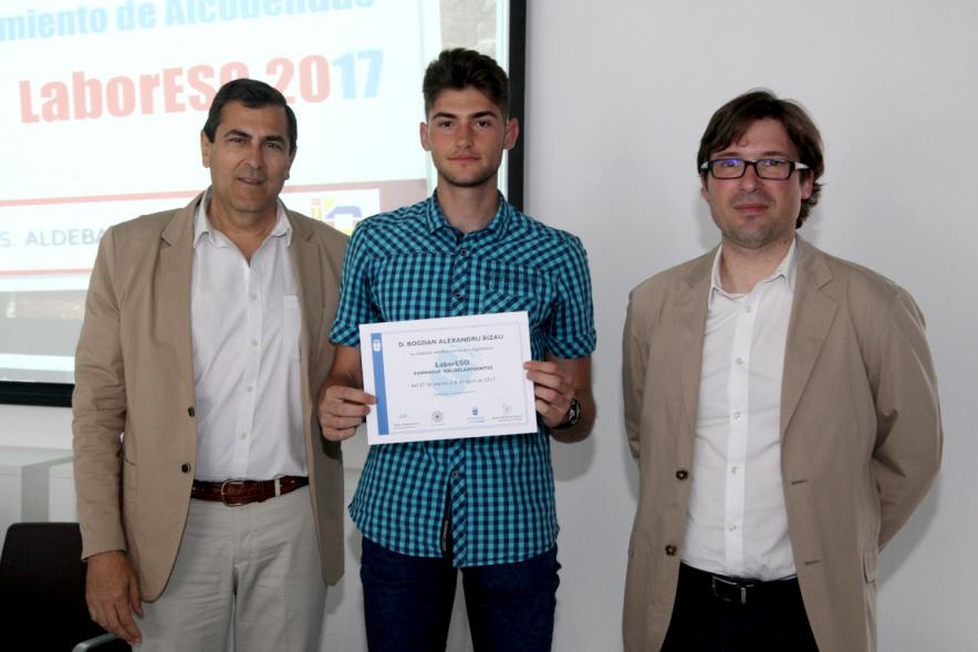 Entrega de Diplomas LaborESO 2017 - Imagen de autoridades posando con un premiado.