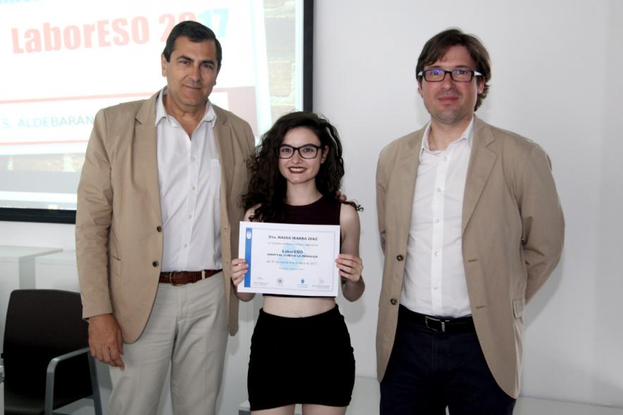 Entrega de Diplomas LaborESO 2017 - Imagen de autoridades posando con una premiada.