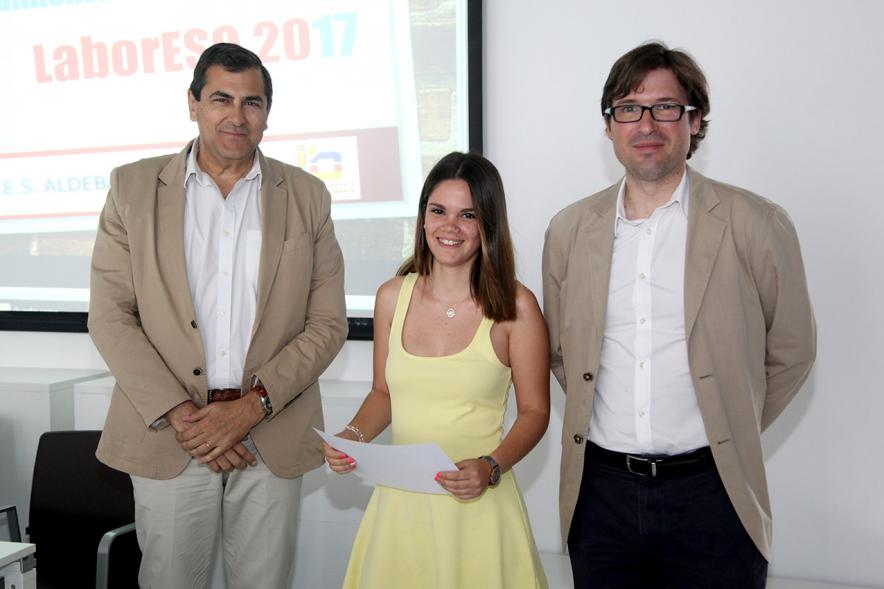 Entrega de Diplomas LaborESO 2017 - Imagen de autoridades posando con una premiada.