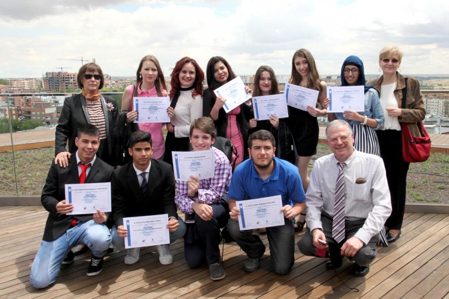 Entrega de Diplomas a Alumnos de LaborESO 2016 - Estudiantes  posando con su diploma. 