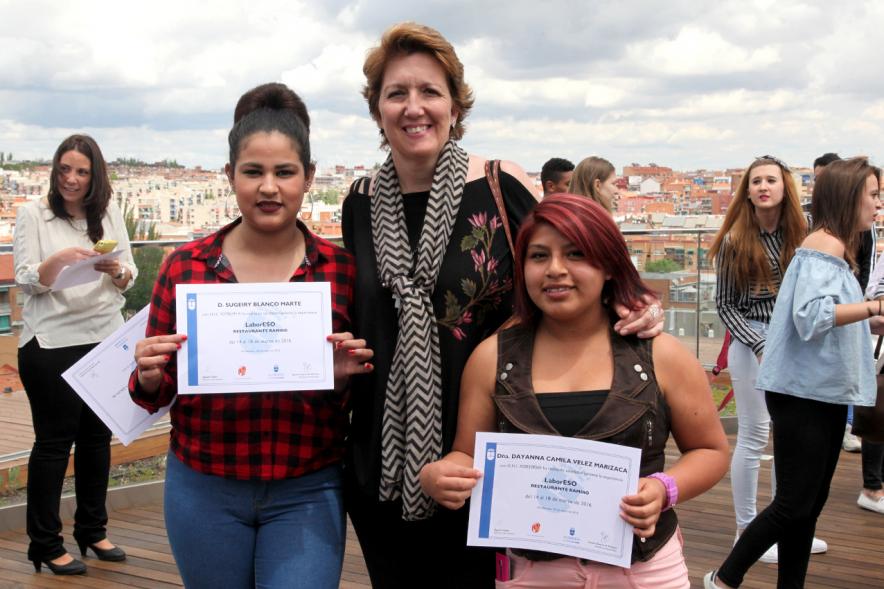 Entrega de Diplomas a Alumnos de LaborESO 2016 -  Estudiantes  posando con su diploma. 
