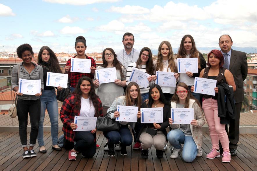 Entrega de Diplomas a Alumnos de LaborESO 2016 -  Estudiantes  posando con su diploma. 