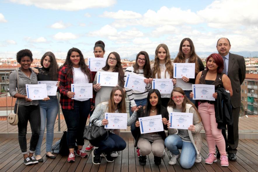 Entrega de Diplomas a Alumnos de LaborESO 2016 - Estudiantes  posando con su diploma. 
