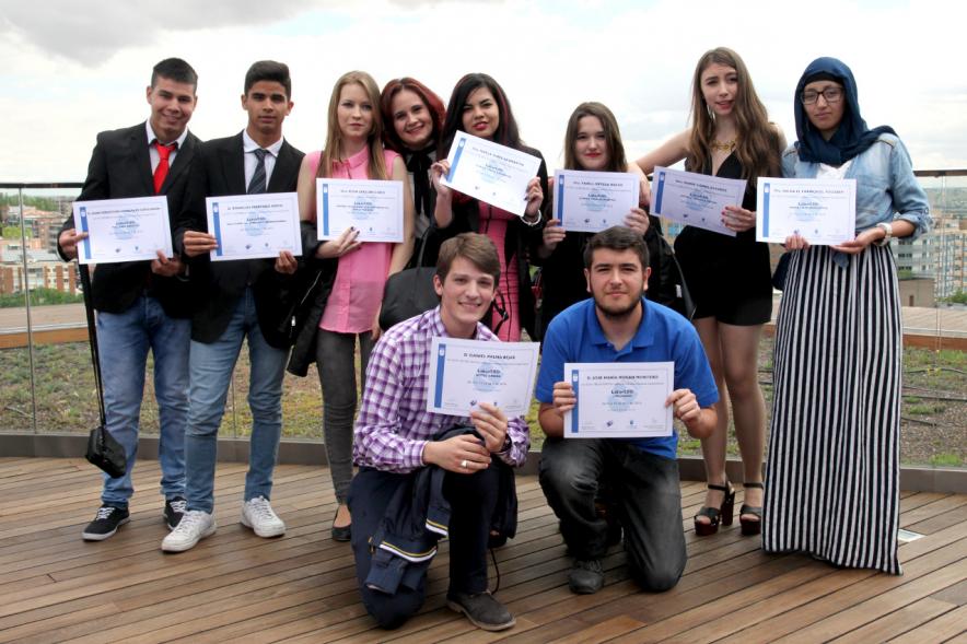 Entrega de Diplomas a Alumnos de LaborESO 2016 -  Estudiantes  posando con su diploma. 