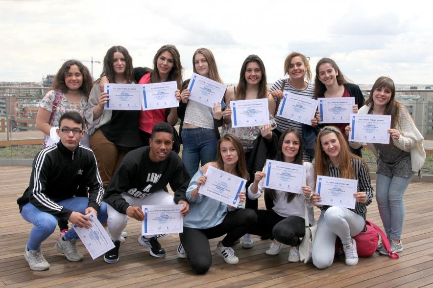 Entrega de Diplomas a Alumnos de LaborESO 2016 -  Estudiantes  posando con su diploma. 
