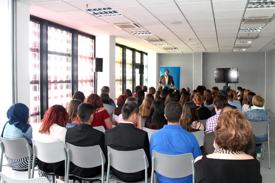 Entrega de Diplomas a Alumnos de LaborESO 2016 - Estudiantes con el concejal.