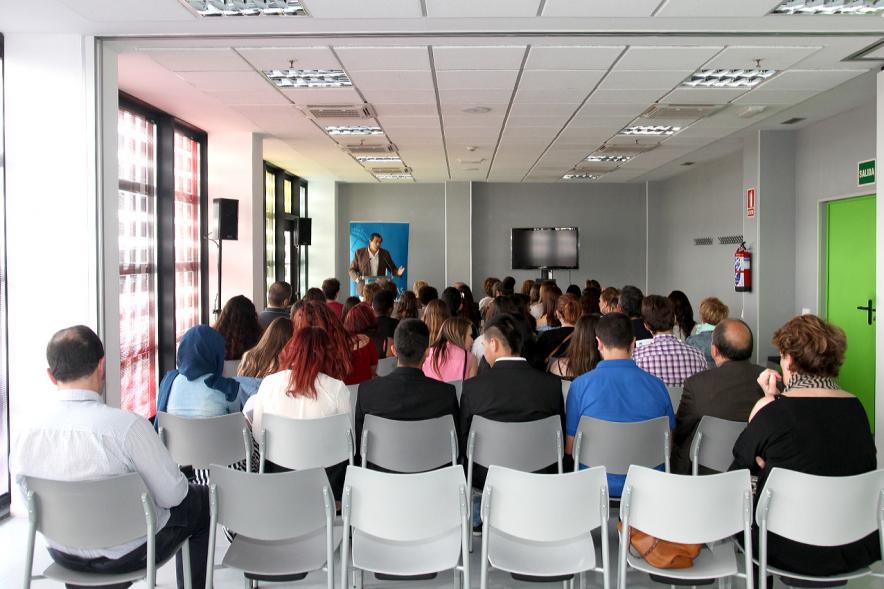 Entrega de Diplomas a Alumnos de LaborESO 2016 - Estudiantes con el concejal.